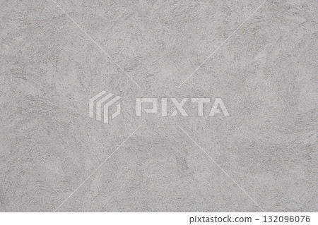 一面有漂亮刷紋圖案的混凝土牆 灰色粗糙紋理背景 132096076