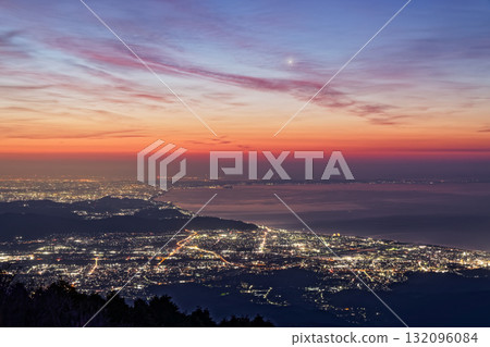 從箱根明神岳眺望黎明的湘南海 從箱根明神岳眺望黎明的湘南海 132096084