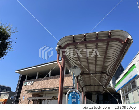 Kawagoe Line Sashiogi Station, which has a new station building since 2014 Kawagoe Line Sashiogi Station, which has a new station building since 2014 132096360