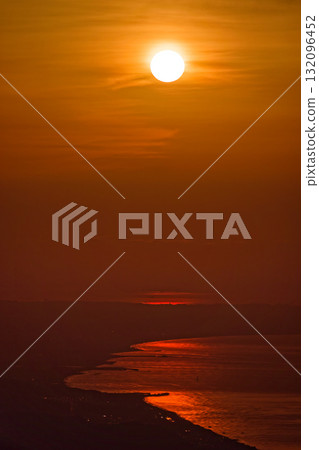 從箱根明神岳眺望的朝陽和波光粼粼的湘南海 從箱根明神岳眺望的朝陽和波光粼粼的湘南海 132096452