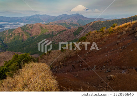 箱根明神岳早晨眺望富士山和金時山的景色 132096640