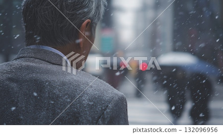 一名日本男子冒雪上班 一名日本男子冒雪上班 132096956