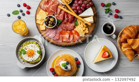 Inspirasi Sarapan Lezat dan Bergizi dengan Roti, Pancake, dan Buah Segar 132097492