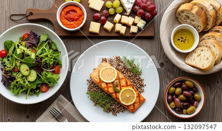 Inspirasi Sarapan Lezat dan Bergizi dengan Roti, Pancake, dan Buah Segar 132097547