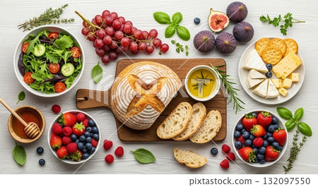 Inspirasi Sarapan Lezat dan Bergizi dengan Roti, Pancake, dan Buah Segar 132097550