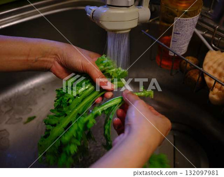 廚房烹飪蔬菜切女人手的標籤 廚房烹飪蔬菜切女人手的標籤 132097981