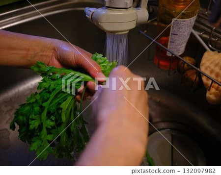 廚房烹飪蔬菜切女人手的標籤 132097982