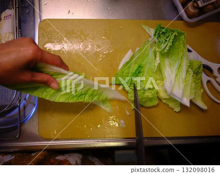廚房烹飪蔬菜切女人手的標籤 132098016