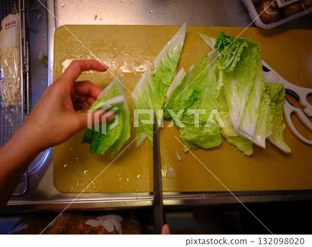 廚房烹飪蔬菜切女人手的標籤 132098020