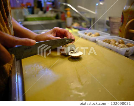 廚房烹飪蔬菜切女人手的標籤 132098021