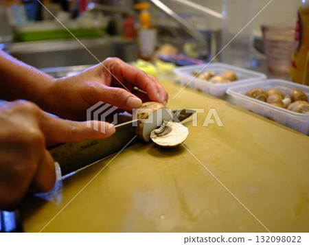 廚房烹飪蔬菜切女人手的標籤 132098022