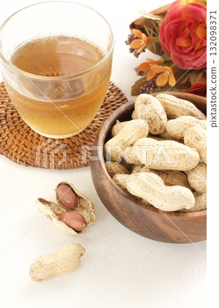Peanuts with shells 132098371