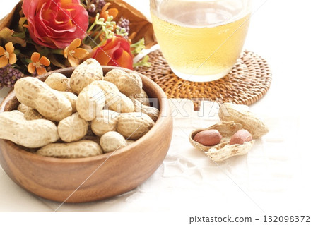 Peanuts with shells Peanuts with shells 132098372