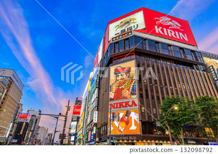 黃昏時分的薄野十字路口，北海道札幌 132098792