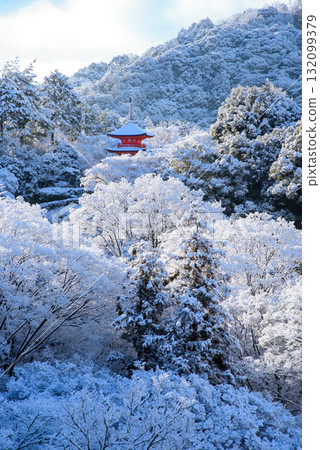 Snow-covered Koyasu Pagoda at Kiyomizu-dera Temple 132099379