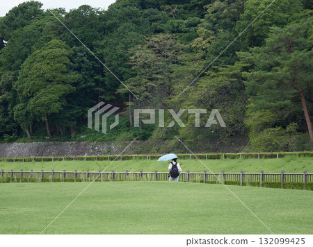 一位女遊客走在夏季旅遊勝地金澤城的街道上 132099425