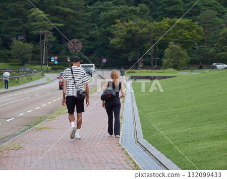 一對外國遊客漫步在夏季旅遊勝地金澤城的街道上 132099433