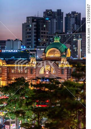 Night view of Seoul station, high speed main railway station in Seoul, South Korea 132099687
