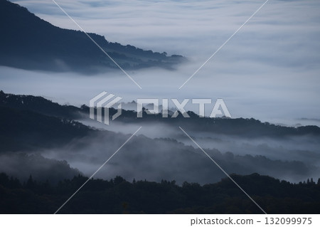 岡山縣秋日清晨的蒜山高原和雲海 132099975