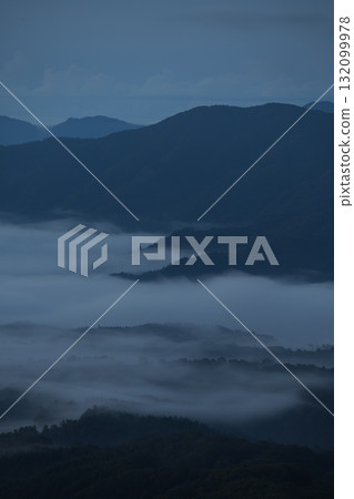 Hiruzen Plateau and sea of clouds on an autumn morning in Okayama Prefecture Hiruzen Plateau and sea of clouds on an autumn morning in Okayama Prefecture 132099978