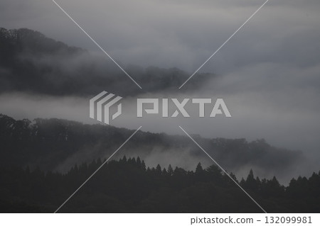 Hiruzen Plateau and sea of clouds on an autumn morning in Okayama Prefecture Hiruzen Plateau and sea of clouds on an autumn morning in Okayama Prefecture 132099981