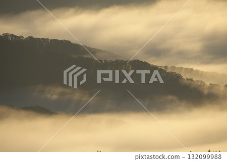 Hiruzen Plateau and sea of clouds on an autumn morning in Okayama Prefecture Hiruzen Plateau and sea of clouds on an autumn morning in Okayama Prefecture 132099988