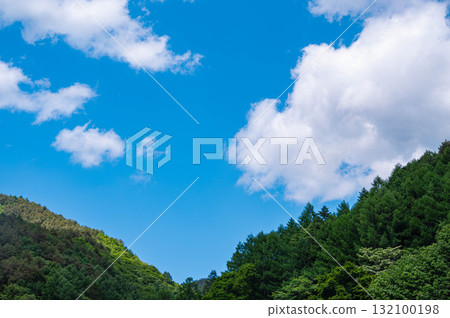 藍天和新綠色山 藍天和新綠色山 132100198