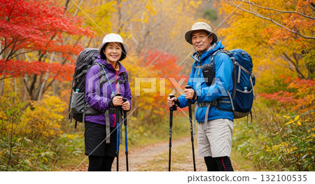 秋季，一對老年夫婦在山中健行 132100535