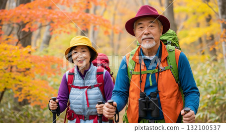 秋季，一對老年夫婦在山中健行 132100537