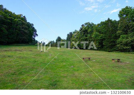 夏季，阿寒湖滑雪場的斜坡可通往阿寒湖展望台 132100630