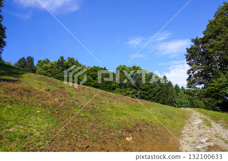 夏季，阿寒湖滑雪場的斜坡可通往阿寒湖展望台 132100633