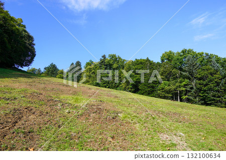 夏季，阿寒湖滑雪場的斜坡可通往阿寒湖展望台 132100634