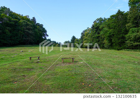 夏季，阿寒湖滑雪場的斜坡可通往阿寒湖展望台 132100635