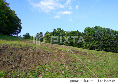 夏季，阿寒湖滑雪場的斜坡可通往阿寒湖展望台 132100636