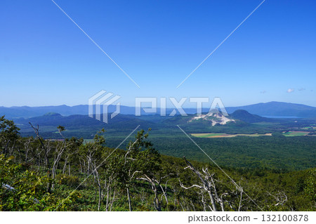 Iwo-yama and Kussharoko seen from the third observation deck of Mashuu 132100878