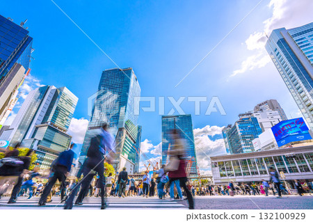 10月17日，日本東京城市景觀。澀谷十字路口擠滿了外國遊客…入境旅遊持續增長… 132100929