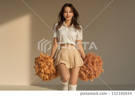 柔和燈光下啦啦隊造型的模特兒 | 充滿活力和笑容的加油場景 132100934