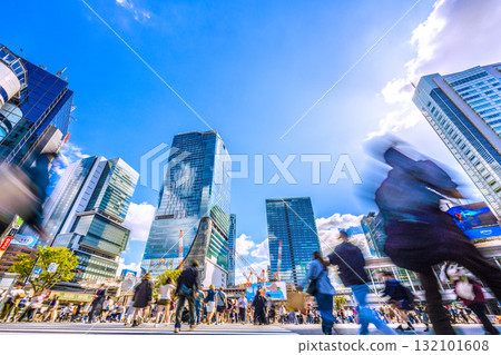 10月17日，日本東京城市景觀。澀谷十字路口擠滿了外國遊客…入境旅遊持續增長… 132101608