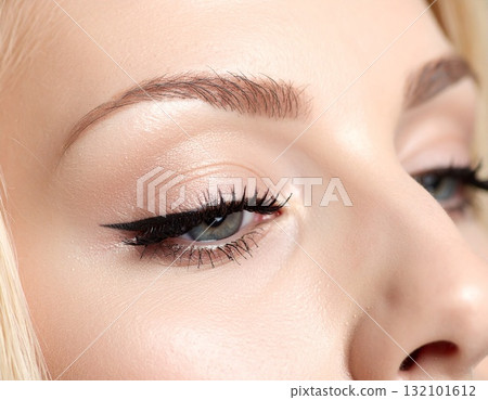 一位化了高光眼妝的女性的特寫 一位化了高光眼妝的女性的特寫 132101612