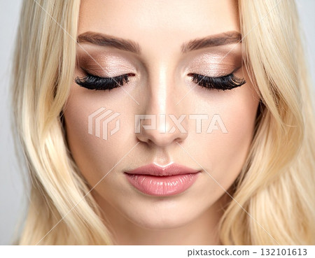 一位化了高光眼妝的女性的特寫 一位化了高光眼妝的女性的特寫 132101613