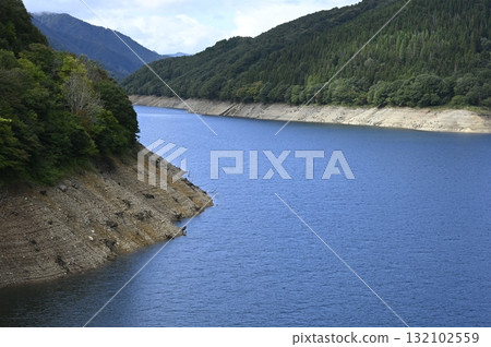 The reservoir of Kuzuryu Dam 132102559
