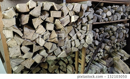 堆積如山的木柴 132103050