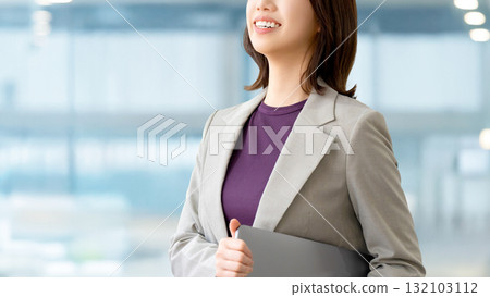 Woman with a laptop / business woman 132103112