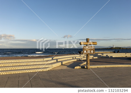 清晨的大間岬景色。 *背景中可以看到北海道和弁天島。 132103294