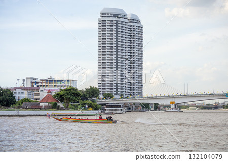 The ship sailed view from Thonburi Railway Station Pier in bangkok in the evening The ship sailed view from Thonburi Railway Station Pier in bangkok in the evening 132104079