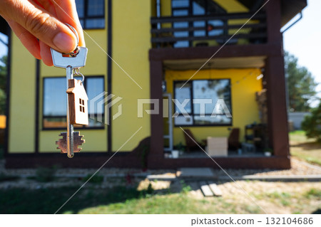 Key to house with tiny home in hands of owner near the cottage - sale, relocation, booking, cottage project, mortgage, housing and real estate insurance. Key to house with tiny home in hands of owner near the cottage - sale, relocation, booking, cottage project, mortgage, housing and real estate insurance. 132104686