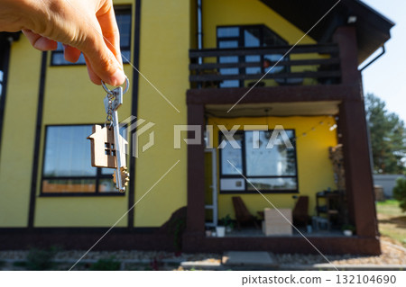 Key to house with tiny home in hands of owner near the cottage - sale, relocation, booking, cottage project, mortgage, housing and real estate insurance. Key to house with tiny home in hands of owner near the cottage - sale, relocation, booking, cottage project, mortgage, housing and real estate insurance. 132104690