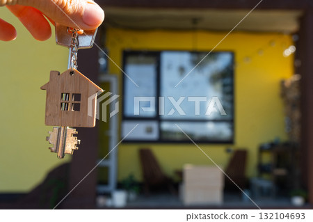 Key to house with tiny home in hands of owner near the cottage - sale, relocation, booking, cottage project, mortgage, housing and real estate insurance. Key to house with tiny home in hands of owner near the cottage - sale, relocation, booking, cottage project, mortgage, housing and real estate insurance. 132104693