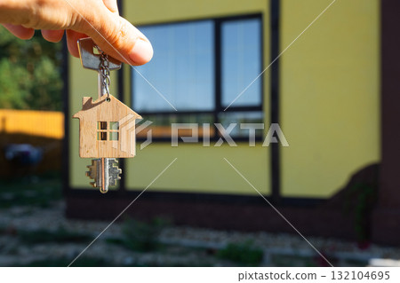 Key to house with tiny home in hands of owner near the cottage - sale, relocation, booking, cottage project, mortgage, housing and real estate insurance. 132104695