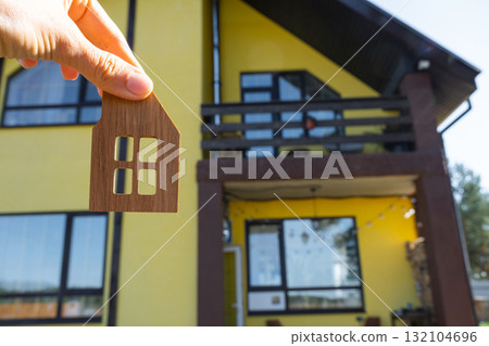 Key to house with tiny home in hands of owner near the cottage - sale, relocation, booking, cottage project, mortgage, housing and real estate insurance. 132104696